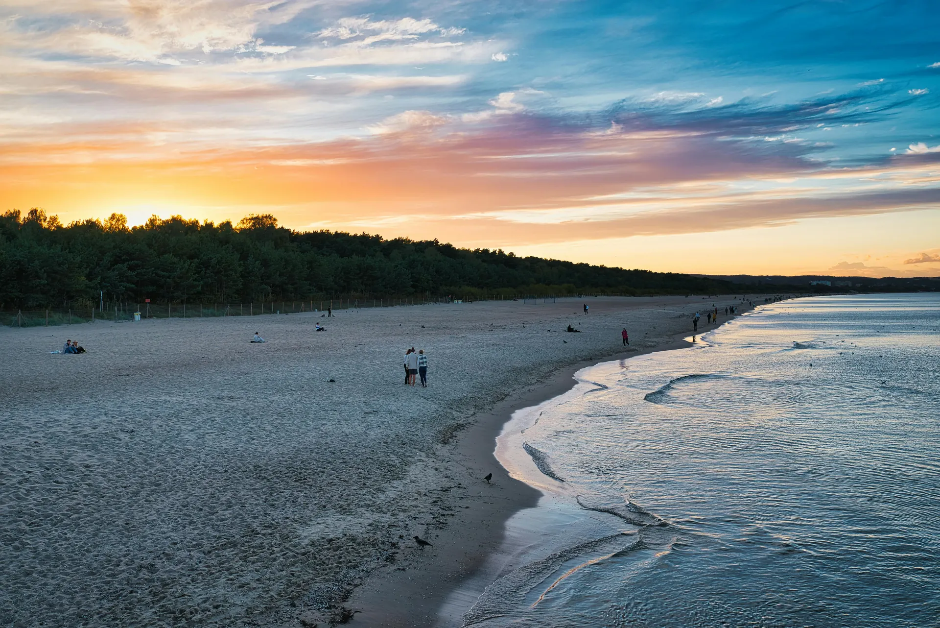 Plaża w Dębkach — piaszczysta plaża Morza Bałtyckiego w odległości 2 km od Poezja Ciszy